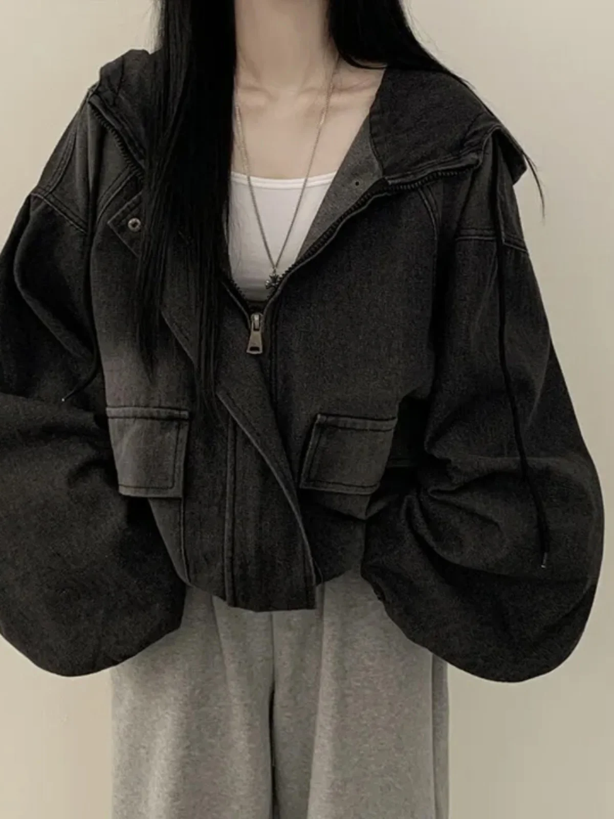 Джинсовая толстовка-куртка женская свободного кроя, модная, с эффектом омоложения, с длинными рукавами, для повседневной носки, с высоким воротником, на молнии, укороченная.
Джинсовая толстовка-куртка женская свободного кроя, модная, с эффектом омоложения, с длинными рукавами, для повседневной носки, с высоким воротником, на молнии, укороченная.