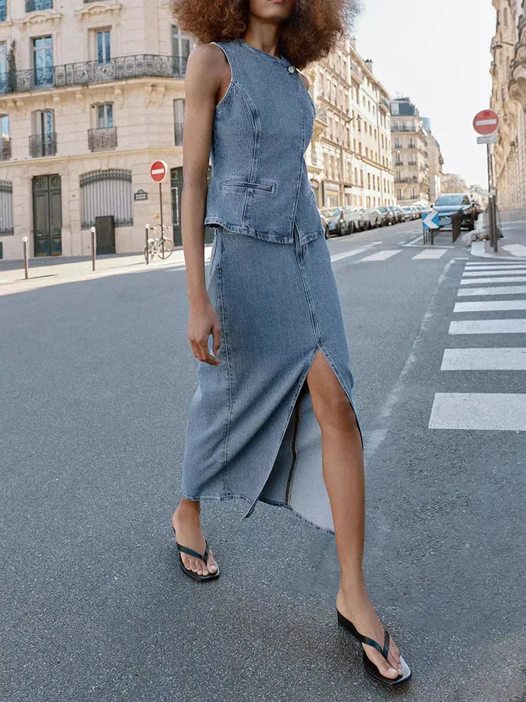 Spring 2026 Women's Casual Style Denim Vest New Arrival Short Coat Open Slit Skirt round Neck No Sleeve Button Fastening
Spring 2026 Women's Casual Style Denim Vest New Arrival Short Coat Open Slit Skirt round Neck No Sleeve Button Fastening
