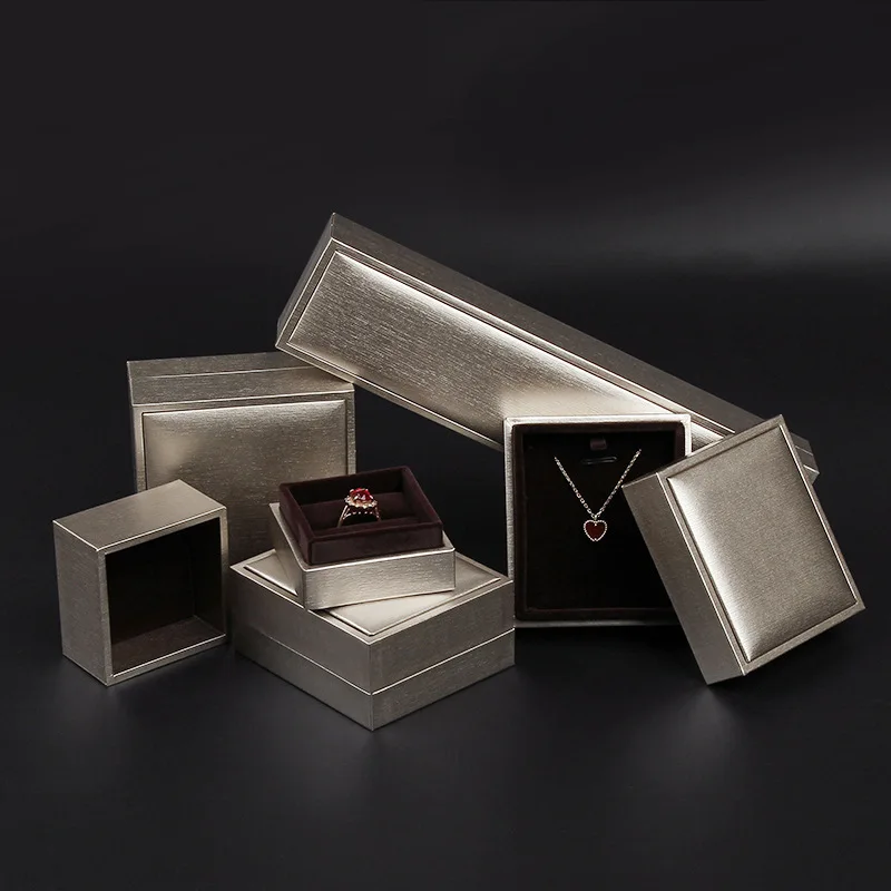 High-end Glossy Leather Jewelry Box Ring Necklace Bracelet Hand Chain Box Display Case Luxury Jewelry Packaging Storage Box
High-end Glossy Leather Jewelry Box Ring Necklace Bracelet Hand Chain Box Display Case Luxury Jewelry Packaging Storage Box