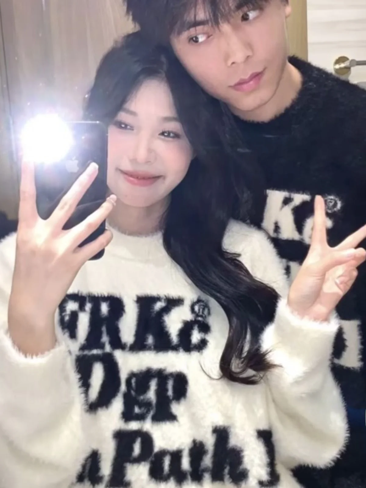 Парный шерстяной свитер из тонкой пряжи, мягкий, вязаный, свободного кроя, зимний, повседневный, теплый, для мужчин и женщин
Парный шерстяной свитер из тонкой пряжи, мягкий, вязаный, свободного кроя, зимний, повседневный, теплый, для мужчин и женщин