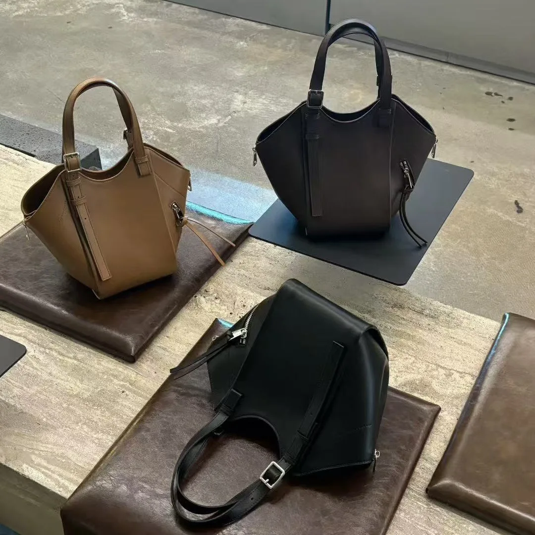 2026 New Niche Fashion Hammock Bag Large Capacity Vegetable Basket Bag Genuine Leather Shoulder Underarm Portable Bucket Bag
2026 New Niche Fashion Hammock Bag Large Capacity Vegetable Basket Bag Genuine Leather Shoulder Underarm Portable Bucket Bag