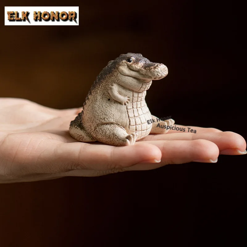 Фиолетовая глина, сидящий крокодиловый чай, домашнее животное, древний цветочный горшок, ландшафтный дизайн, чайная фигурка, игрушки, чайная статуя, украшения, можно поднимать
Фиолетовая глина, сидящий крокодиловый чай, домашнее животное, древний цветочный горшок, ландшафтный дизайн, чайная фигурка, игрушки, чайная статуя, украшения, можно поднимать