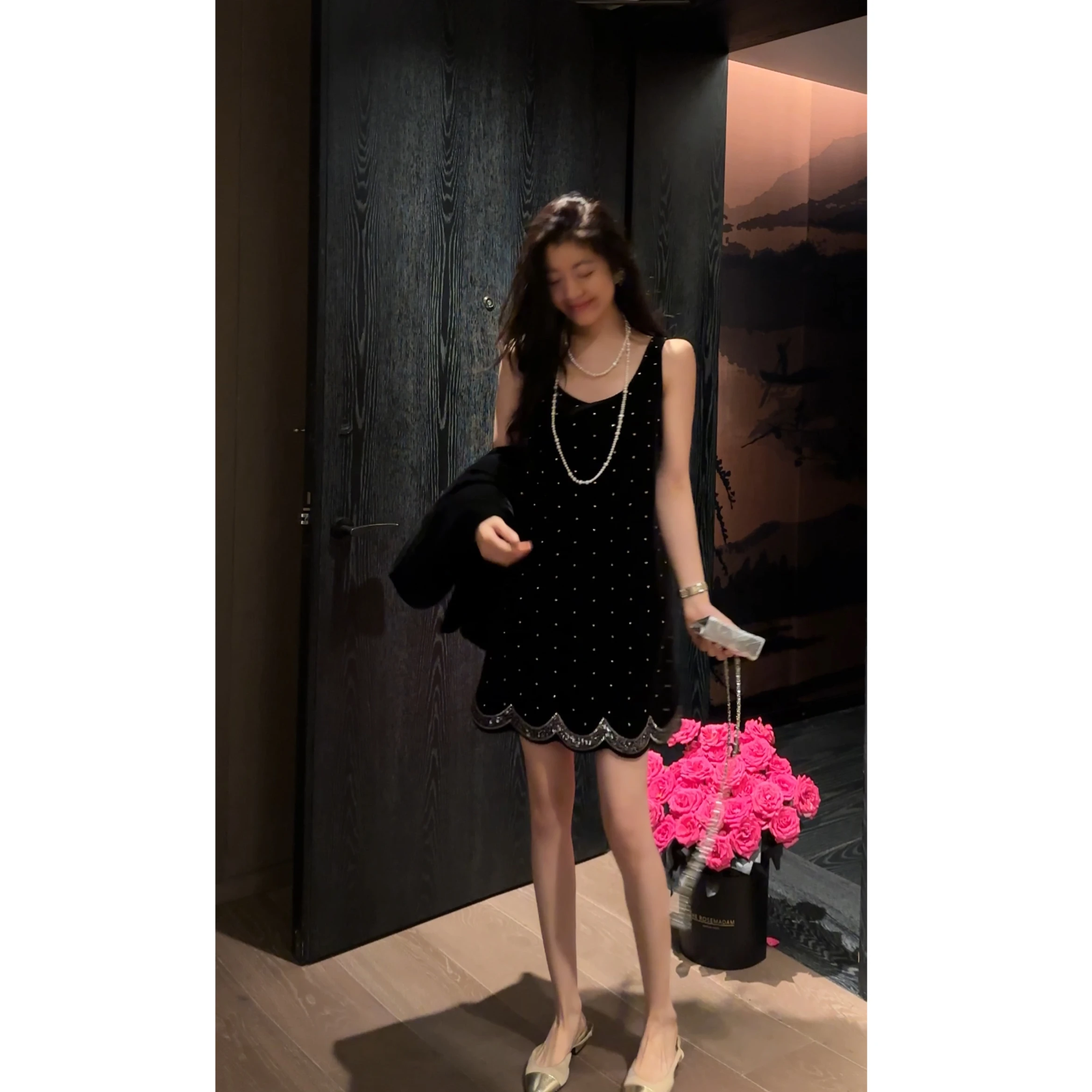 NCOU Новая осенняя коллекция: Элегантное женское платье из черного бархата с вышивкой, волнистыми пайетками и бретелями, создающее ощущение роскоши
NCOU Новая осенняя коллекция: Элегантное женское платье из черного бархата с вышивкой, волнистыми пайетками и бретелями, создающее ощущение роскоши