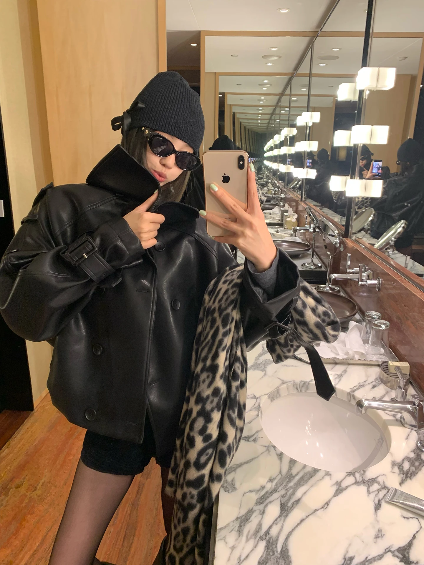 IceFront Women's PU Leather Jaet with Large Collar Double Row Buttons Retro Sle Long Sve Coat for Young Ladies
IceFront Women's PU Leather Jaet with Large Collar Double Row Buttons Retro Sle Long Sve Coat for Young Ladies