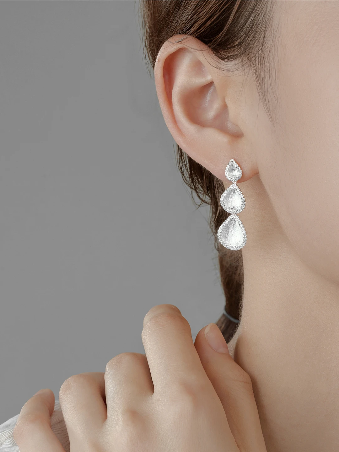 Fashionable S925 Sterling Silver Triple Dipped Ear Studs Elegant Drop Shaped Zirconia Stones Commute Friendly Luxury Earrings
Fashionable S925 Sterling Silver Triple Dipped Ear Studs Elegant Drop Shaped Zirconia Stones Commute Friendly Luxury Earrings