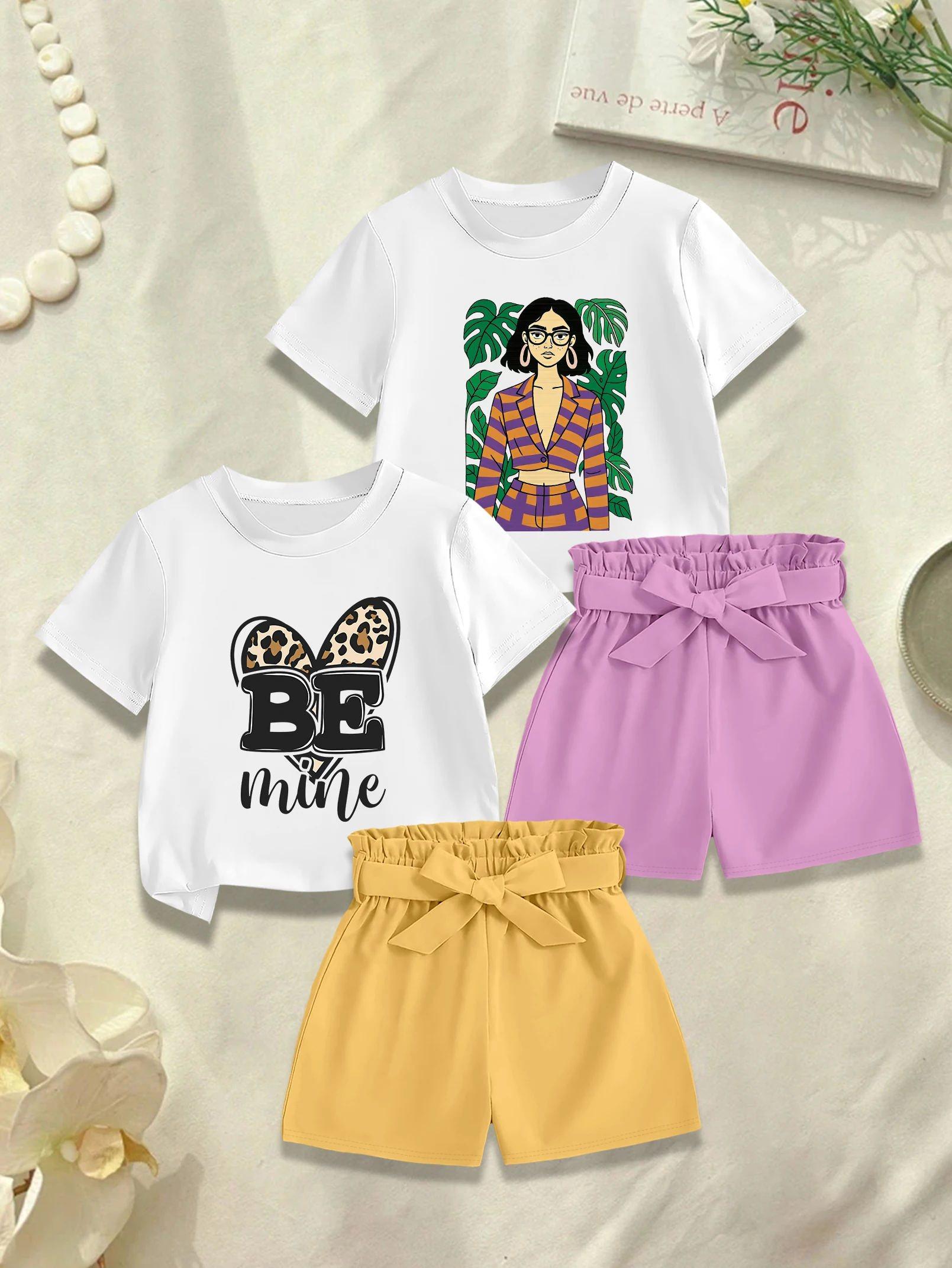 Комплект из 4 предметов: футболка с принтом в виде мультяшной девочки в очках и мультяшных сердечек, летняя милая и очаровательная футболка и тканевые шорты с бантом.
Комплект из 4 предметов: футболка с принтом в виде мультяшной девочки в очках и мультяшных сердечек, летняя милая и очаровательная футболка и тканевые шорты с бантом.