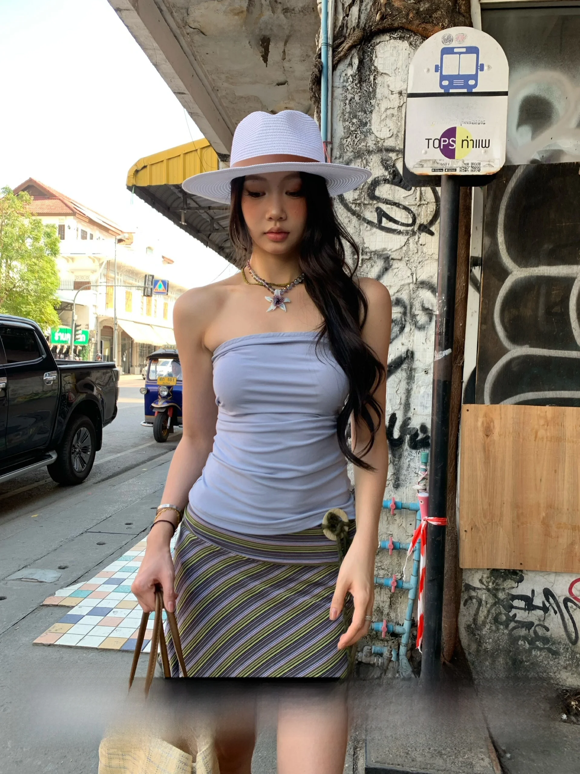 Комплект из двух предметов: укороченный топ-жилет Fortunee Slim Fit без бретелек и юбка А-силуэта. Летний, короткий, цветной, женский, премиум-класса.
Комплект из двух предметов: укороченный топ-жилет Fortunee Slim Fit без бретелек и юбка А-силуэта. Летний, короткий, цветной, женский, премиум-класса.