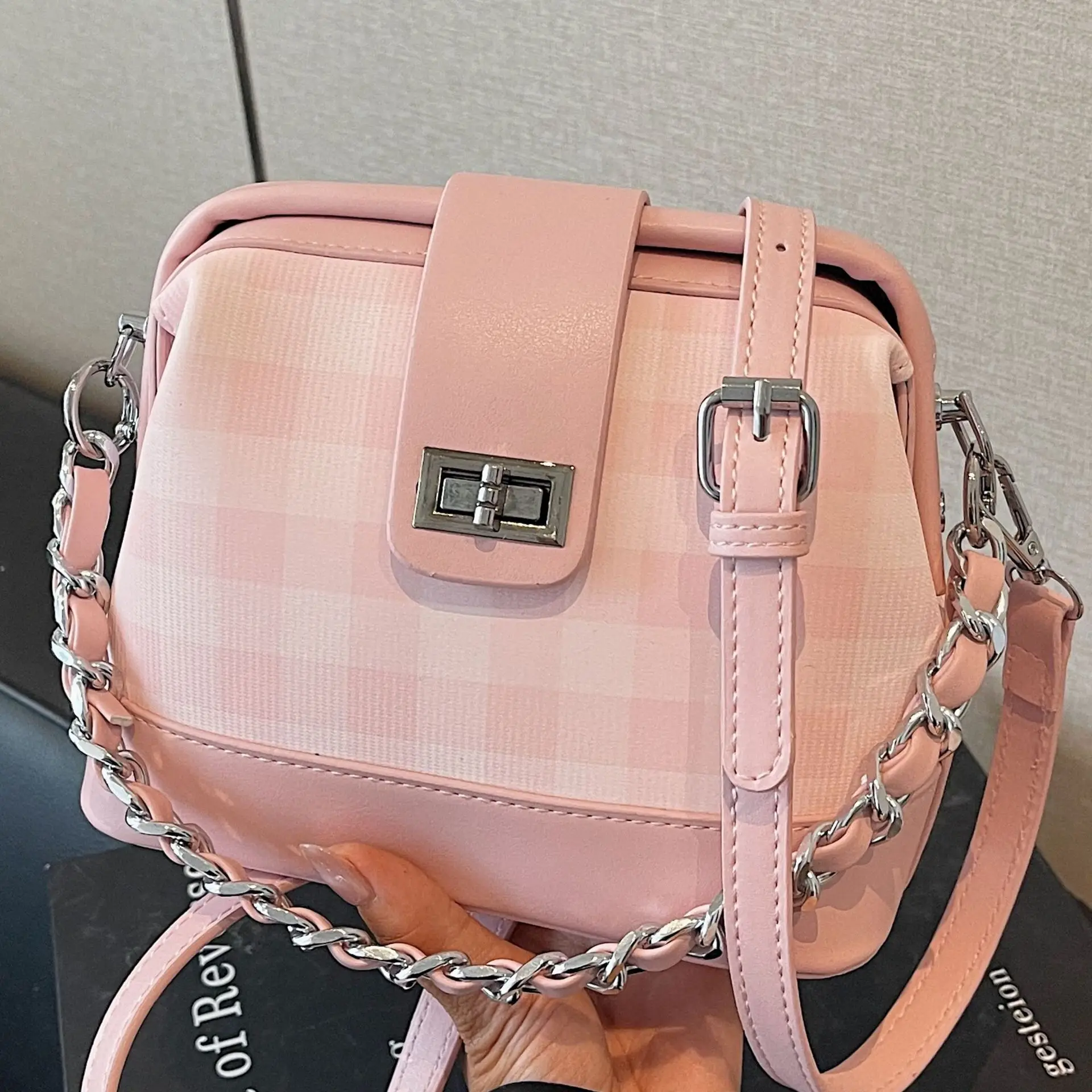 2025 Trending Chain Colorblock Bag Minimalist Plaid Shoulder Crossbody Purse Stylish Niche Tote for Women Fashionable Chic
2025 Trending Chain Colorblock Bag Minimalist Plaid Shoulder Crossbody Purse Stylish Niche Tote for Women Fashionable Chic
