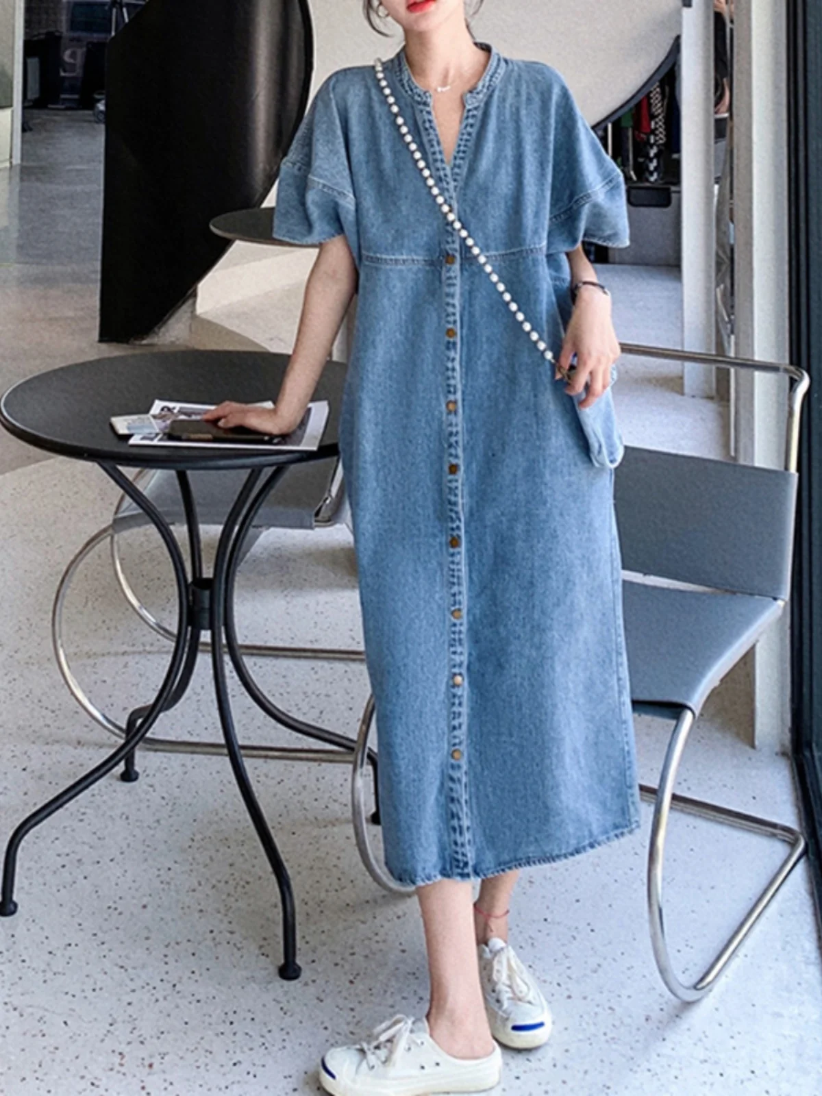 Retro Short Sleeve Denim Dress Temperament V-neck Single Breasted Dress Women's Summer Thin 2025 New Loose Casual Long Dress
Retro Short Sleeve Denim Dress Temperament V-neck Single Breasted Dress Women's Summer Thin 2025 New Loose Casual Long Dress