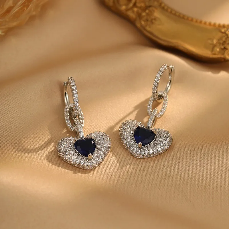 Изысканные серьги-гвоздики с темно-синим цирконом: элегантность, стиль и индивидуальность.
Изысканные серьги-гвоздики с темно-синим цирконом: элегантность, стиль и индивидуальность.