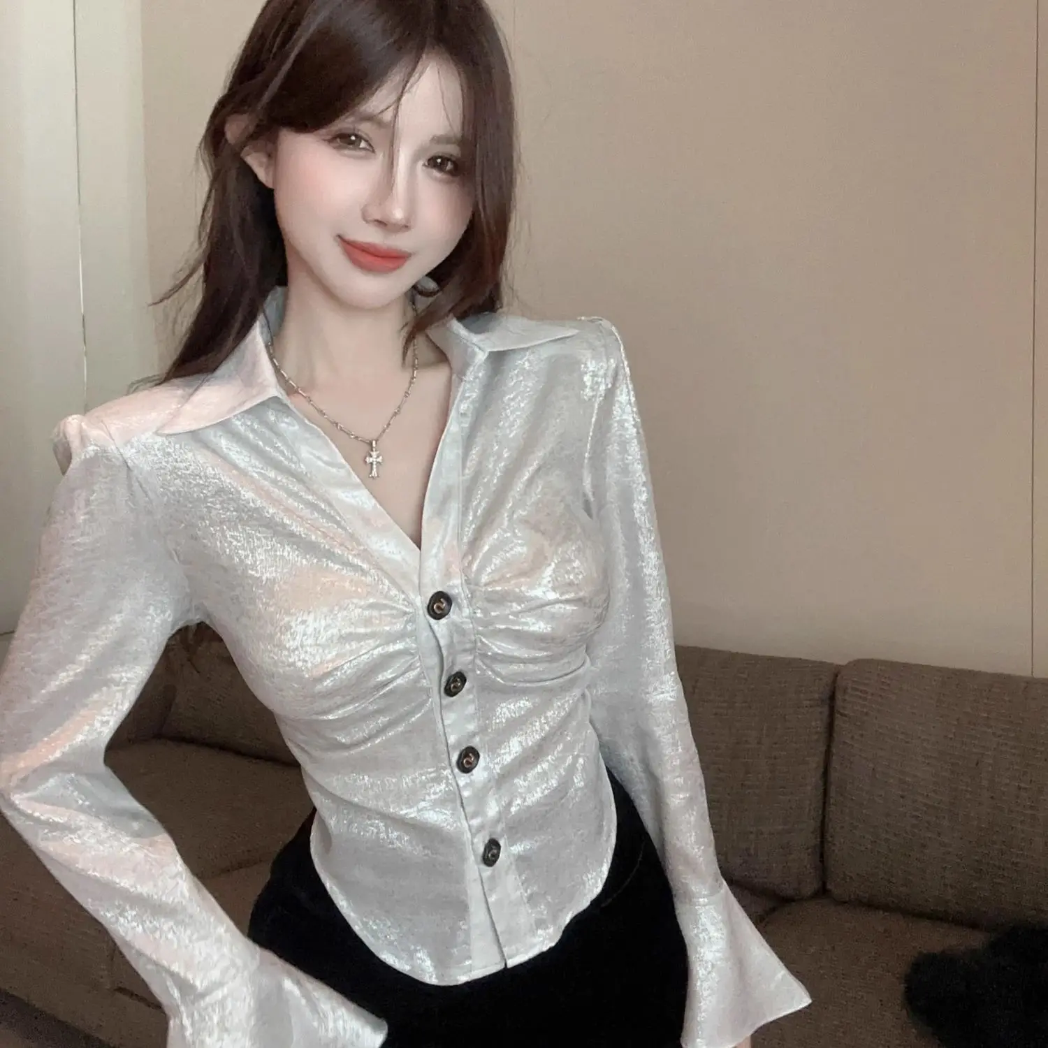 Корейская модная плиссированная блузка с завышенной талией для женщин, весна-осень, новая уникальная модель с пуговицами, высококачественный трендовый топ с воротником, длинный рукав
Корейская модная плиссированная блузка с завышенной талией для женщин, весна-осень, новая уникальная модель с пуговицами, высококачественный трендовый топ с воротником, длинный рукав