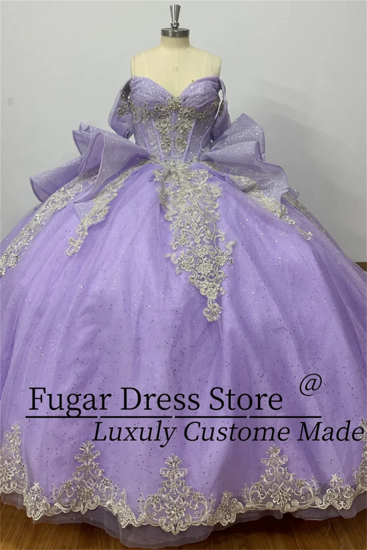 Customized Lilac Sweet Quinceanera Dress Off Shoulder Sleeveless Beaded Silver Appliques Ruffles Bow Prom Gown Vestidos De15Anos
Customized Lilac Sweet Quinceanera Dress Off Shoulder Sleeveless Beaded Silver Appliques Ruffles Bow Prom Gown Vestidos De15Anos