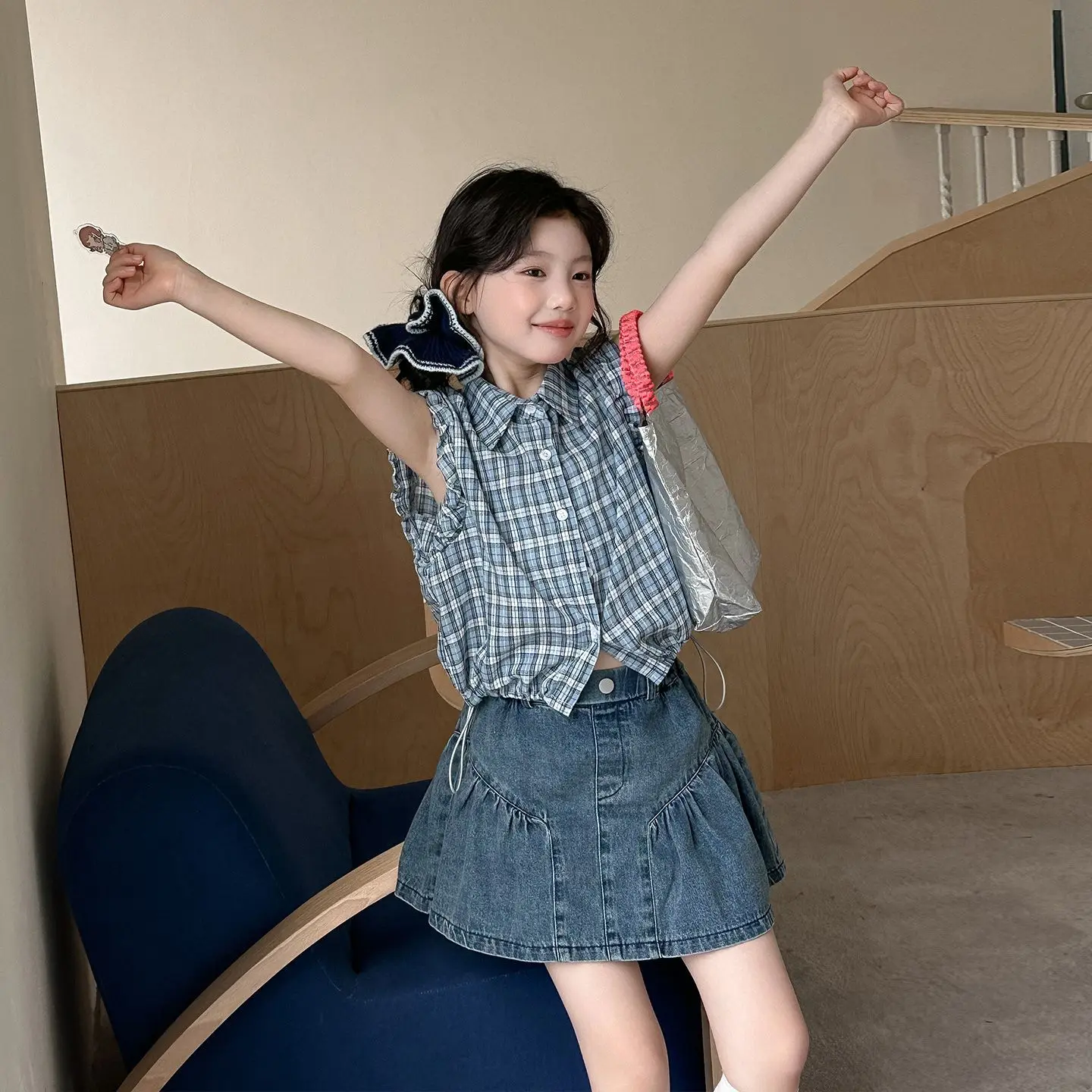 Kids Girls Preppy Style 2-Piece Set Blue Plaid Sleeveless Ruffle Trim Shirt+A-Line Denim Skirt Casual Summer Outfit for Toddlers
Kids Girls Preppy Style 2-Piece Set Blue Plaid Sleeveless Ruffle Trim Shirt+A-Line Denim Skirt Casual Summer Outfit for Toddlers