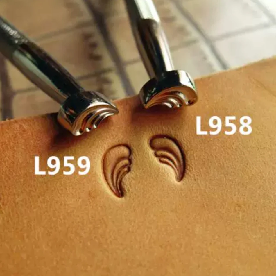 Leather carving and leather art alloy stamping tool DIY hand-sewn leather molding left and right wing pattern stamping L958 L959
Leather carving and leather art alloy stamping tool DIY hand-sewn leather molding left and right wing pattern stamping L958 L959