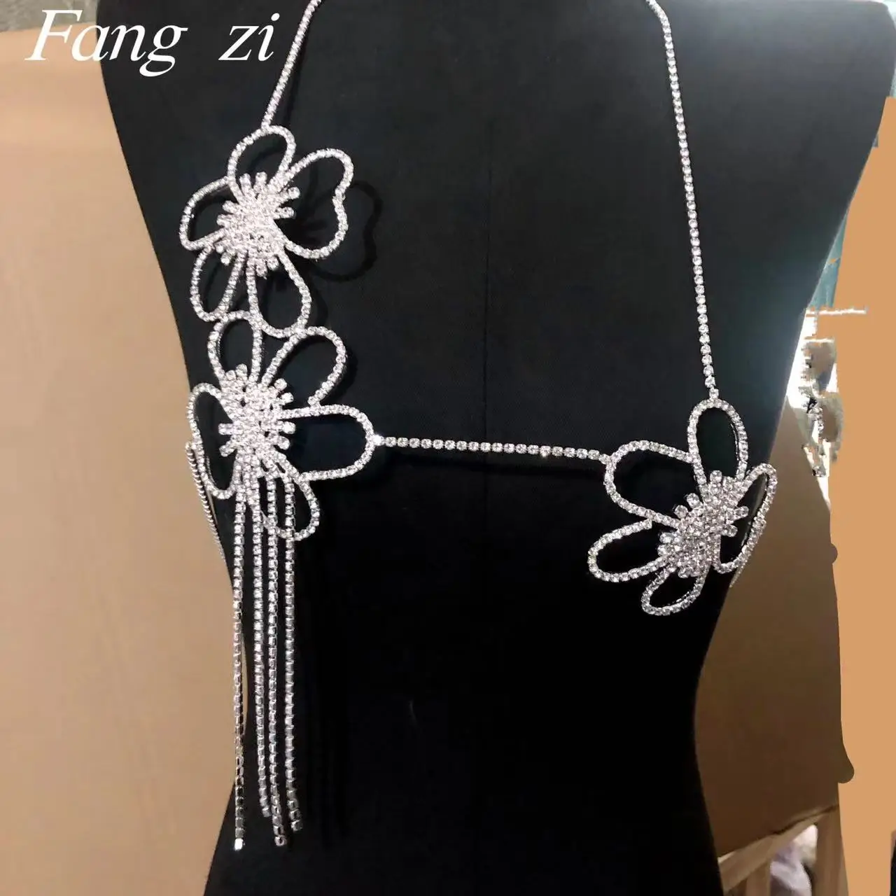 Luxury Hot Sale Sparkling Rhinestone Long Flowing Suka Flower Body Chain Bra Necklace Body Jewelry Women's Crystal Bra Chain Top
Luxury Hot Sale Sparkling Rhinestone Long Flowing Suka Flower Body Chain Bra Necklace Body Jewelry Women's Crystal Bra Chain Top