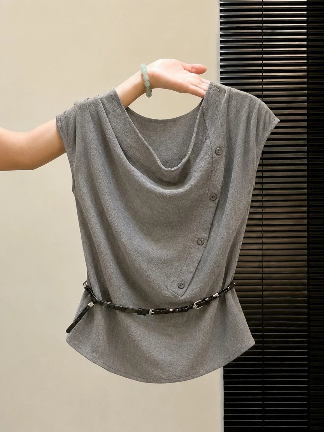 Elegant Button Design Short Sleeve T-Shirt Women's Fashionable Summer Top Lightweight Age-Defying Versatile Stylish Crew Neck
Elegant Button Design Short Sleeve T-Shirt Women's Fashionable Summer Top Lightweight Age-Defying Versatile Stylish Crew Neck