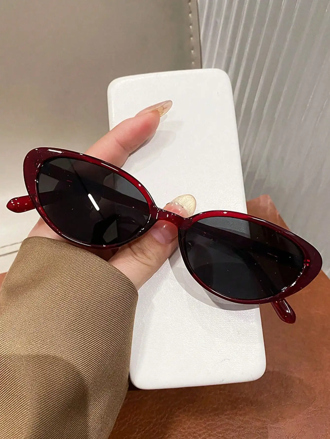 Retro Red Cat Eye Sunglasses for Women - Minimalist Frame, UV400 Protection
Retro Red Cat Eye Sunglasses for Women - Minimalist Frame, UV400 Protection