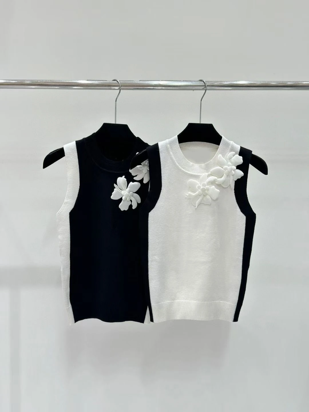 European and American women's three-dimensional flower decoration color patchwork slim knit vest luxury old money style
European and American women's three-dimensional flower decoration color patchwork slim knit vest luxury old money style