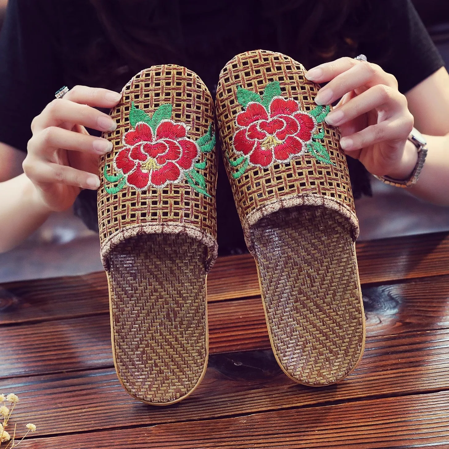 Straw shoes summer bamboo breathable mesh cool slippers women's linen indoor thick-soled rattan grass men's home
Straw shoes summer bamboo breathable mesh cool slippers women's linen indoor thick-soled rattan grass men's home