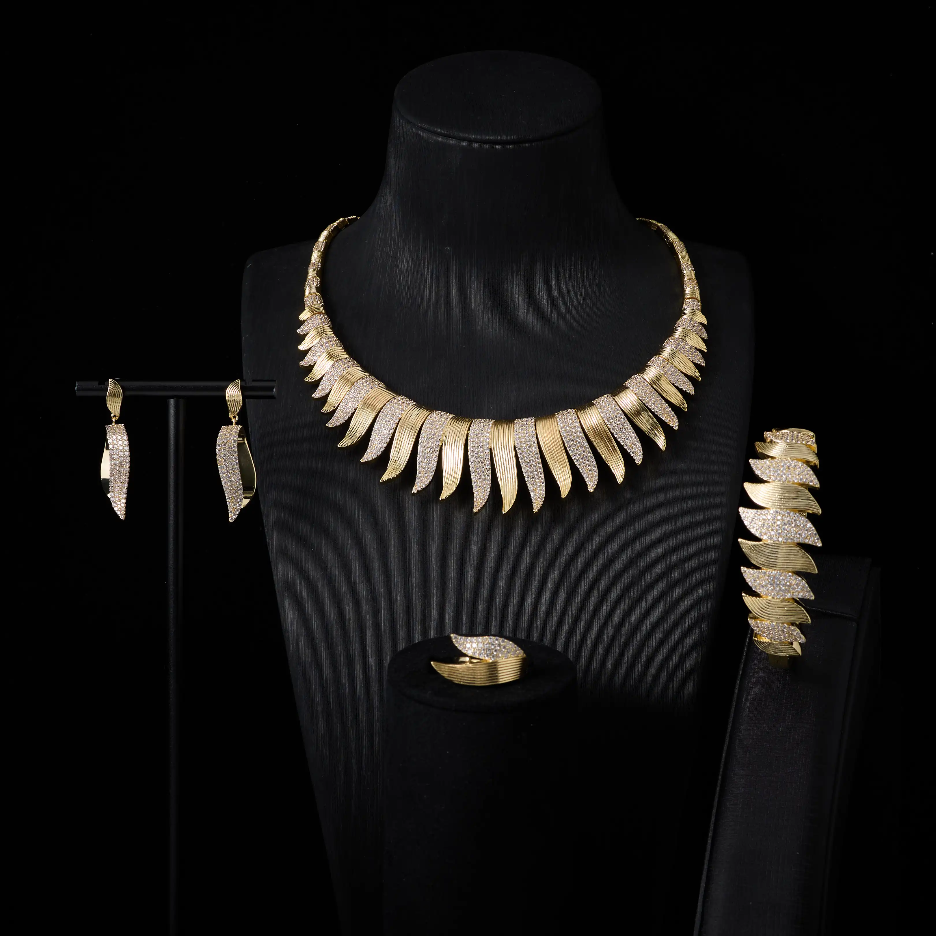 IN JEWELIFE Luxury Cubic Zircon Dubai Gold Plated Jewelry Set for Women Vintage Necklaces Woman Trend 2025 CZ Sets Texture
IN JEWELIFE Luxury Cubic Zircon Dubai Gold Plated Jewelry Set for Women Vintage Necklaces Woman Trend 2025 CZ Sets Texture
