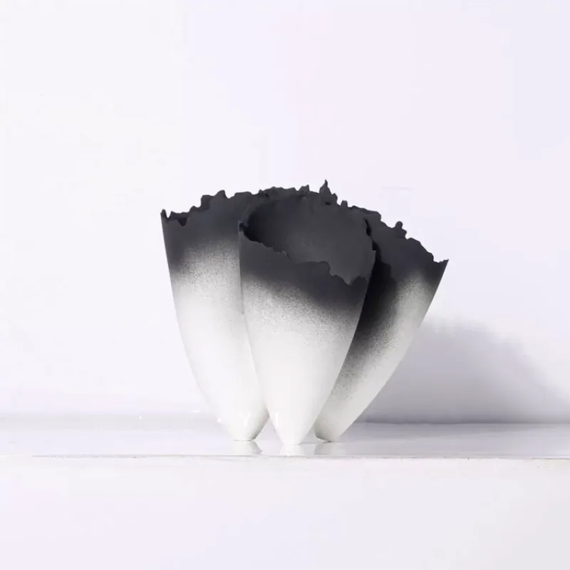 Chinese classical black and white gradual change flower device, sales department club home living room dining room flower vase
Chinese classical black and white gradual change flower device, sales department club home living room dining room flower vase