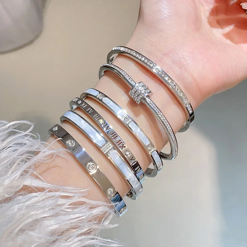 New titanium steel bracelet white fritillary shell bracelet three diamonds simple 18 rose gold plated buckle does not fade
New titanium steel bracelet white fritillary shell bracelet three diamonds simple 18 rose gold plated buckle does not fade