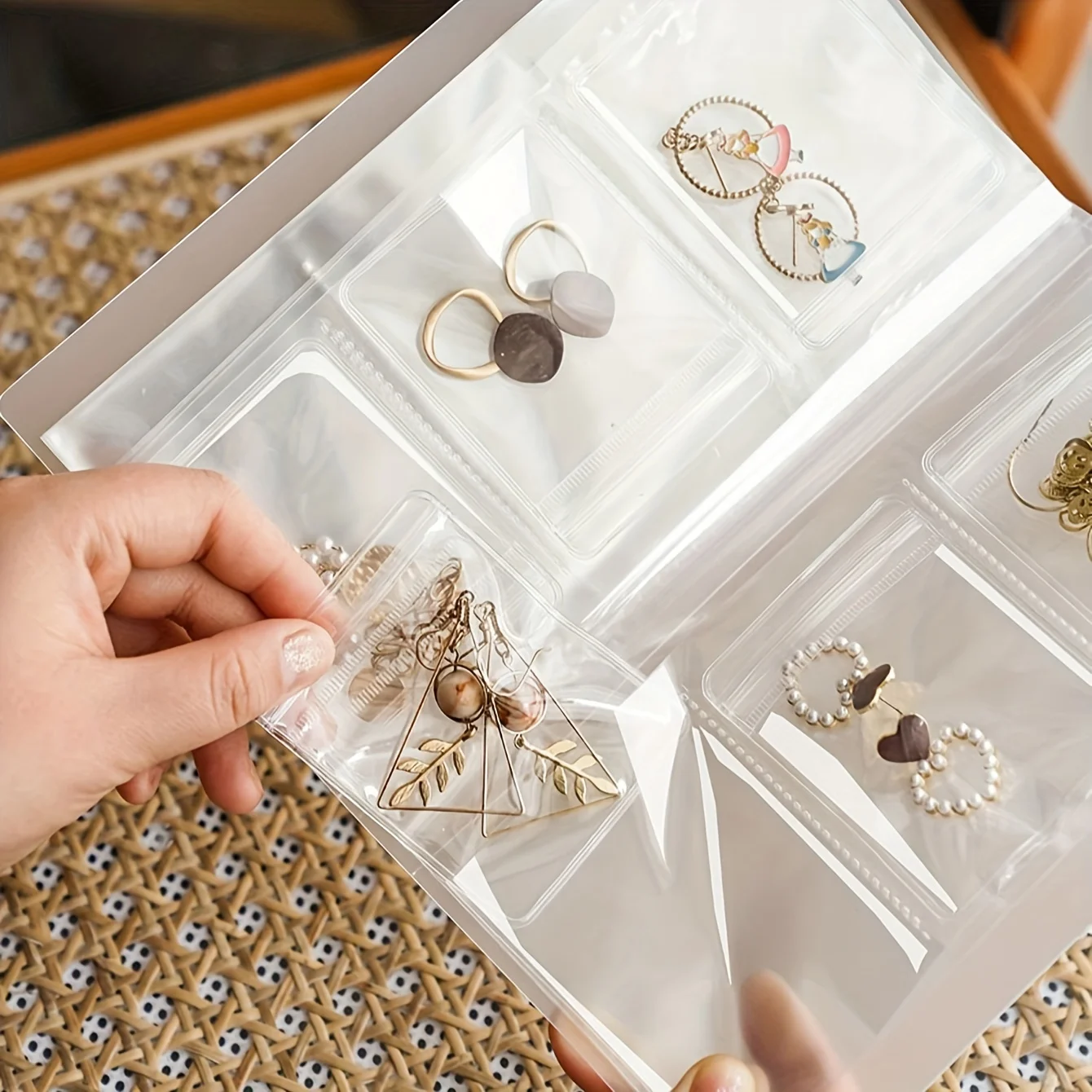 84-Cell Transparent Jewelry Storage Book Portable Travel Easy View Access Album Photo Album Bag for Jewellery Organization
84-Cell Transparent Jewelry Storage Book Portable Travel Easy View Access Album Photo Album Bag for Jewellery Organization