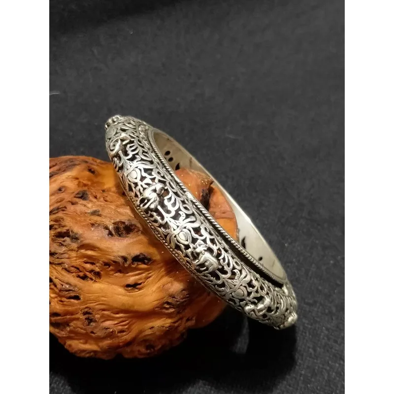 Тибетский серебряный браслет с утечкой зодиака ручной работы с изысканным мастерством и подарок друзьям.
Тибетский серебряный браслет с утечкой зодиака ручной работы с изысканным мастерством и подарок друзьям.