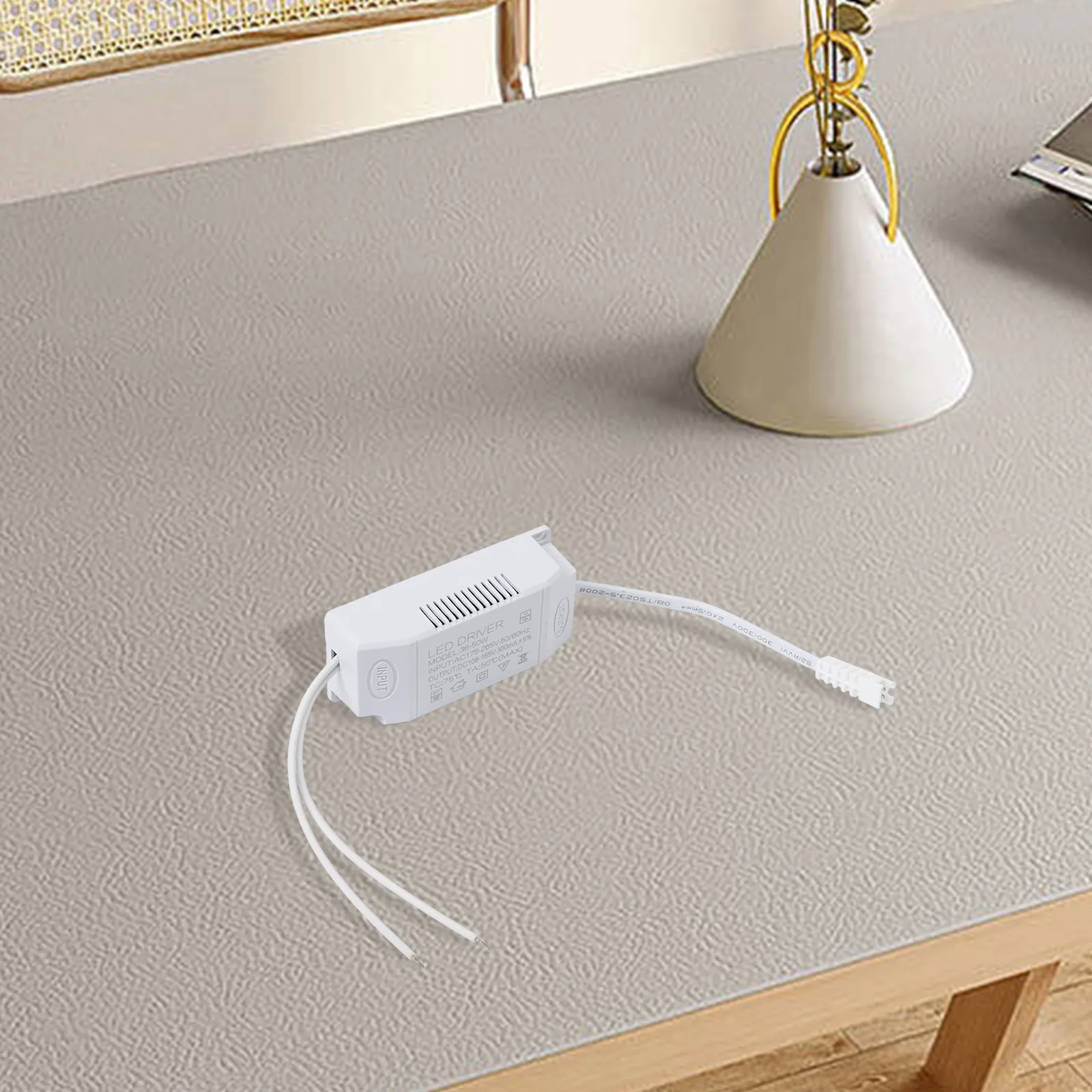 Внешний источник питания DC108-175V240mA Панельный светильник Потолочный светильник Проекционная лампа Светодиодный драйвер 36-50 Вт 60 Гц 80*35*23 мм
Внешний источник питания DC108-175V240mA Панельный светильник Потолочный светильник Проекционная лампа Светодиодный драйвер 36-50 Вт 60 Гц 80*35*23 мм