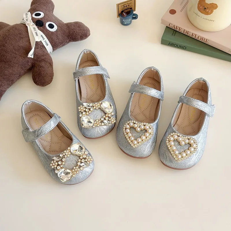 2025 New Little Girl Leather Shoes Fashion Shiny Children's Flats Walking Causal Kids Shoes Sweet Princess Leather shoes party
2025 New Little Girl Leather Shoes Fashion Shiny Children's Flats Walking Causal Kids Shoes Sweet Princess Leather shoes party