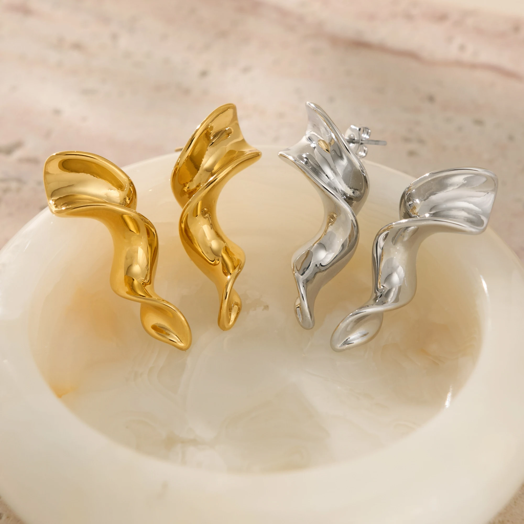 DASEIN 2025 Summer New Boho Classical Screw Earrings INS 18k Gold Plated Hypoallergenic Stainless Steel Theater Props Jewelry
DASEIN 2025 Summer New Boho Classical Screw Earrings INS 18k Gold Plated Hypoallergenic Stainless Steel Theater Props Jewelry