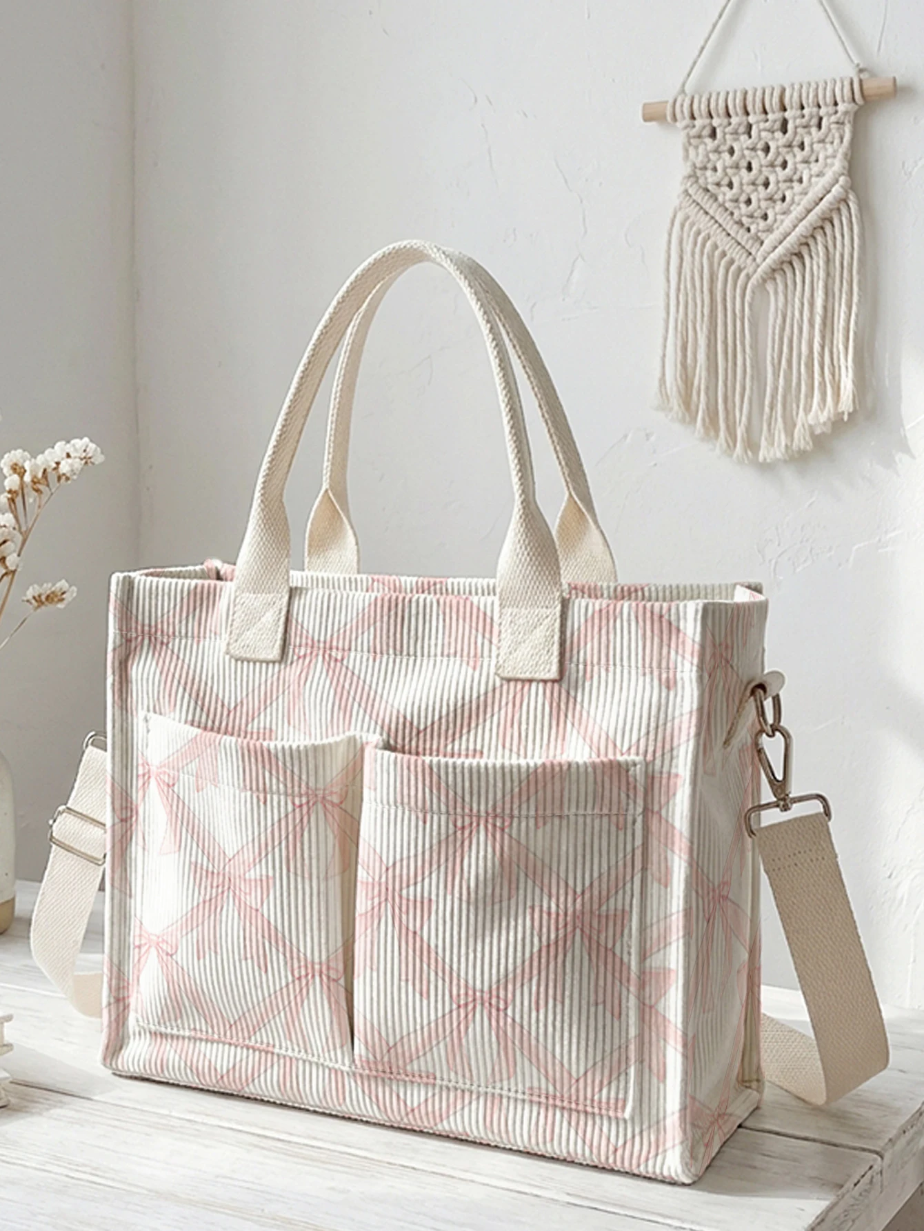 Милая розовая сумка-тоут из вельвета с принтом в виде бантиков, большая вместительная сумка с множеством карманов, элегантная сумка через плечо для повседневного использования.
Милая розовая сумка-тоут из вельвета с принтом в виде бантиков, большая вместительная сумка с множеством карманов, элегантная сумка через плечо для повседневного использования.