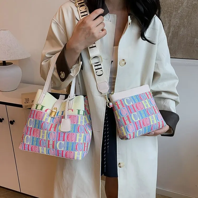 2026 Retro Tote Bag with Detachable Inner Bag, Vintage Patchwork Print, Large Capacity Stylish Street Tote for Women Daily Use
2026 Retro Tote Bag with Detachable Inner Bag, Vintage Patchwork Print, Large Capacity Stylish Street Tote for Women Daily Use