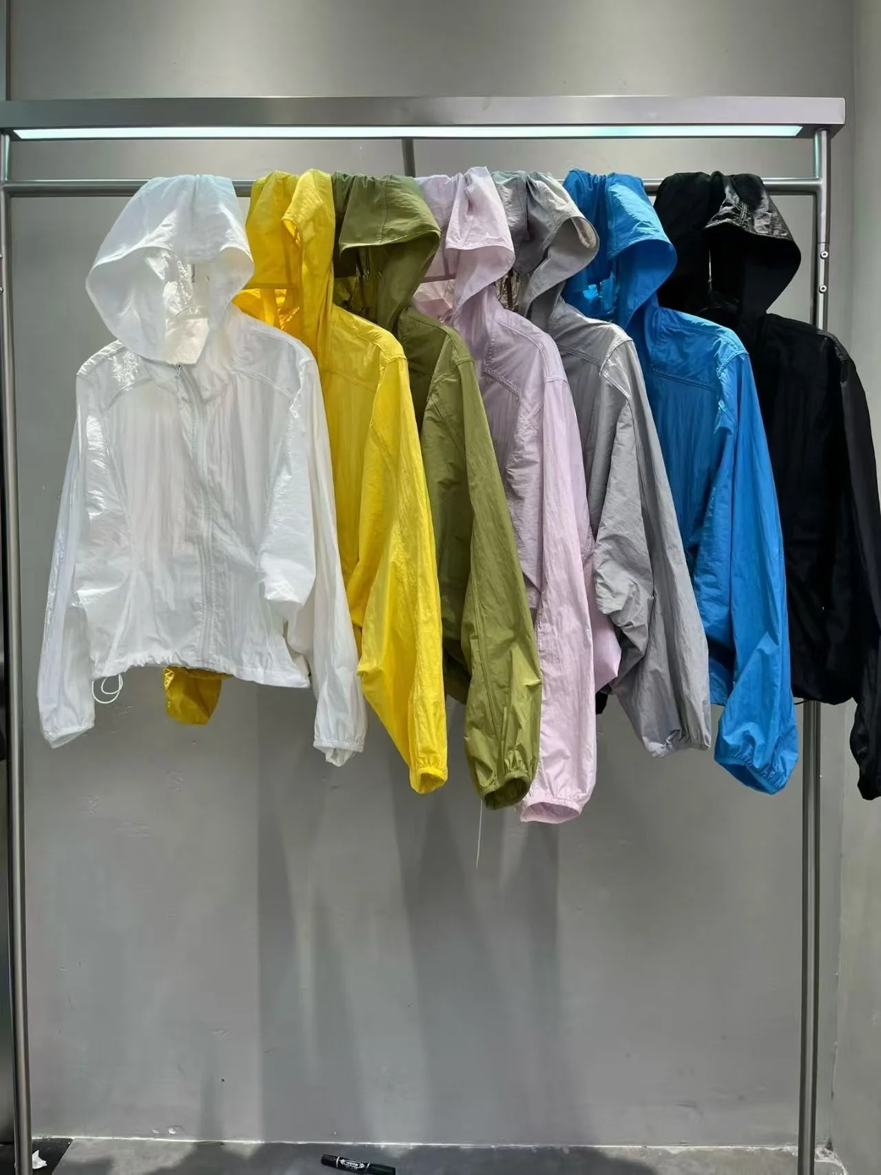 Summer 2026 Women's Casual Style Loose Fit Lightweight Sun Protection Jacket Breathable Long Sleeve Short Coat with Hat
Summer 2026 Women's Casual Style Loose Fit Lightweight Sun Protection Jacket Breathable Long Sleeve Short Coat with Hat