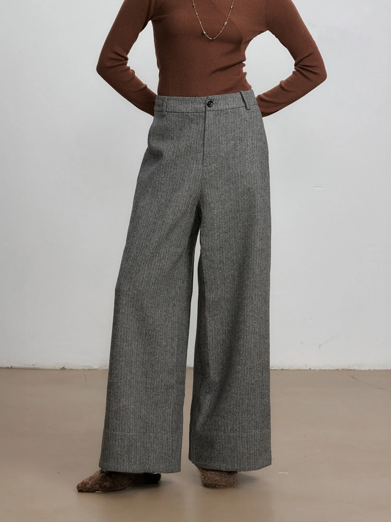 Брюки-палаццо из шерсти с высокой талией и эластичным поясом, с неброским полосатым узором, высококачественной текстурой, для повседневной носки и офиса.
Брюки-палаццо из шерсти с высокой талией и эластичным поясом, с неброским полосатым узором, высококачественной текстурой, для повседневной носки и офиса.