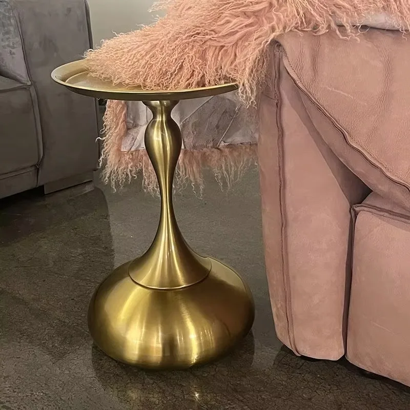 Скандинавский современный роскошный прикроватный столик, круглый приставной столик из нержавеющей стали, угловой кофейный столик для гостиной, мебель для дома
Скандинавский современный роскошный прикроватный столик, круглый приставной столик из нержавеющей стали, угловой кофейный столик для гостиной, мебель для дома