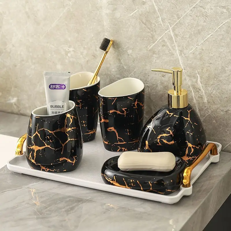 Изысканный позолоченный черный керамический набор для ванной комнаты, бутылка для лосьона, дозатор мыла, бытовая чашка для полоскания рта, аксессуары для ванной комнаты
Изысканный позолоченный черный керамический набор для ванной комнаты, бутылка для лосьона, дозатор мыла, бытовая чашка для полоскания рта, аксессуары для ванной комнаты