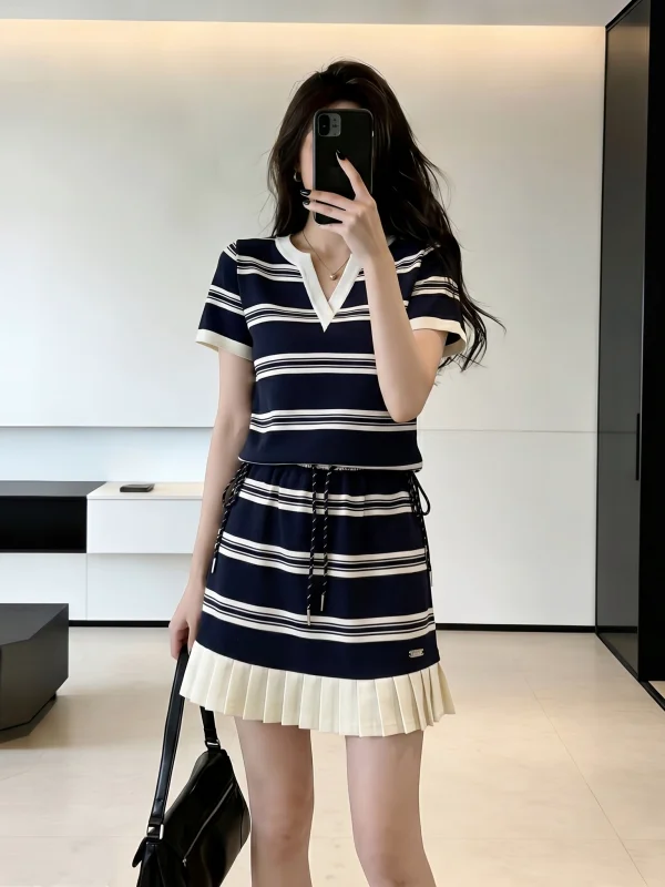 plus Size Women's Summer Fashion Set Stripe Pleated Short Sleeve Two-Piece Ensemble Youthful V-Neck T-Shirt Casual Commute Style
plus Size Women's Summer Fashion Set Stripe Pleated Short Sleeve Two-Piece Ensemble Youthful V-Neck T-Shirt Casual Commute Style