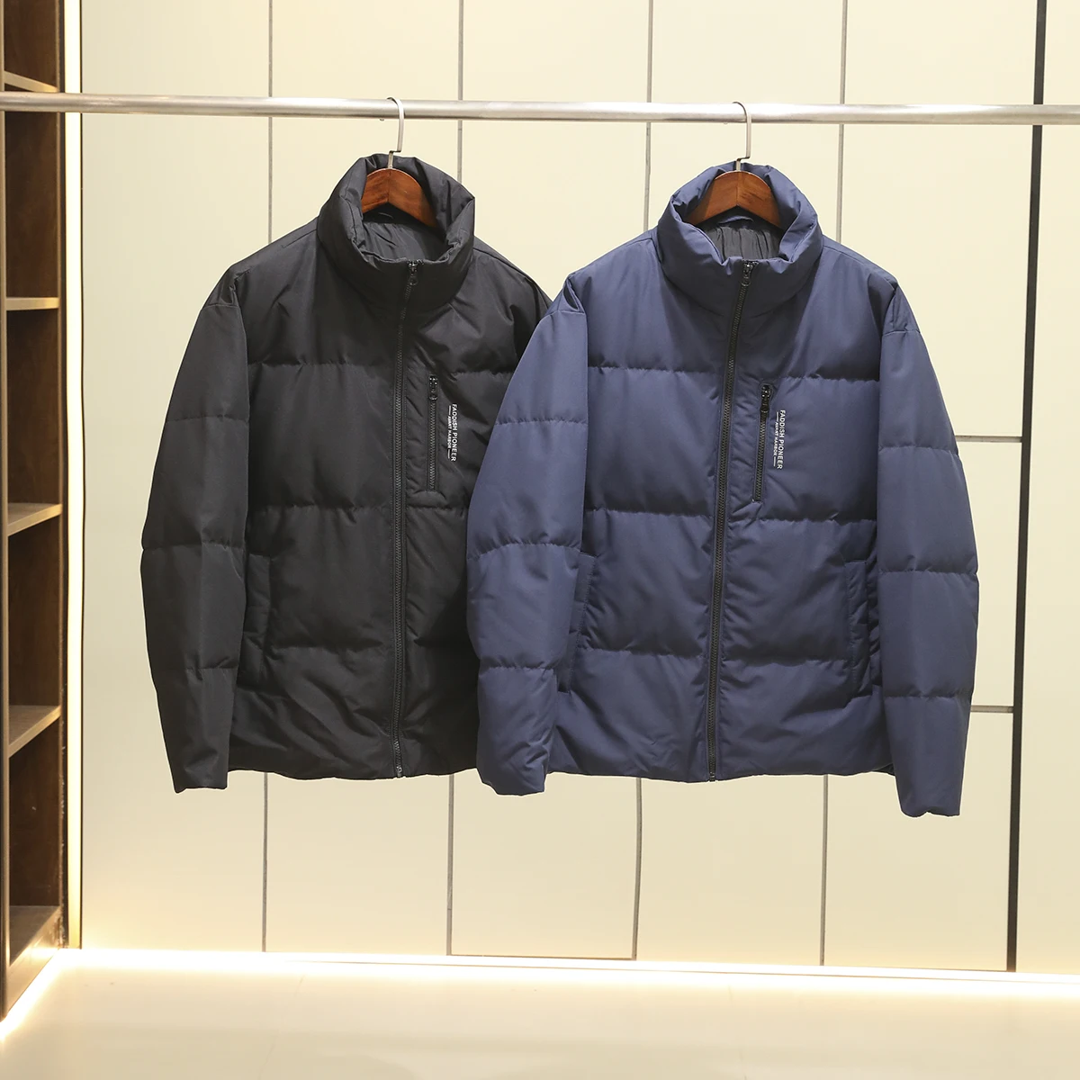 Мужская повседневная модная пуховая куртка с воротником-стойкой, водонепроницаемая, 90% пух, осенне-зимняя, новая, теплая, для активного отдыха, полиэстер
Мужская повседневная модная пуховая куртка с воротником-стойкой, водонепроницаемая, 90% пух, осенне-зимняя, новая, теплая, для активного отдыха, полиэстер