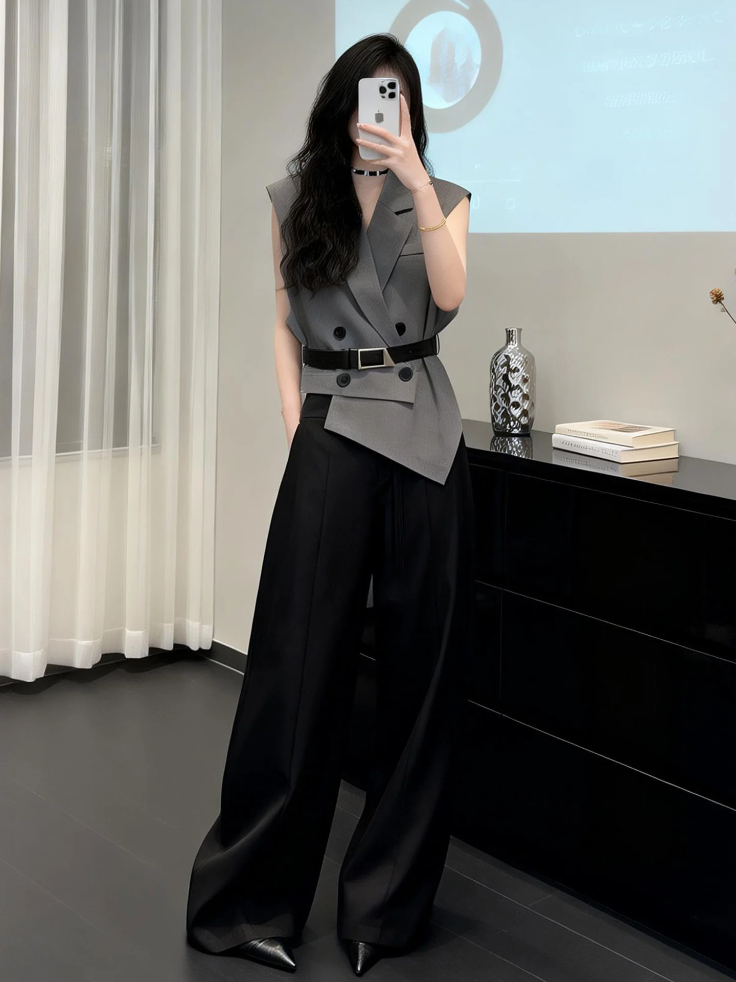 Elegant Commuter Style Women's Vest Sleeveless Waist-Cinched Single-Button Outerwear Cool Casual Pants Two-Piece Set
Elegant Commuter Style Women's Vest Sleeveless Waist-Cinched Single-Button Outerwear Cool Casual Pants Two-Piece Set