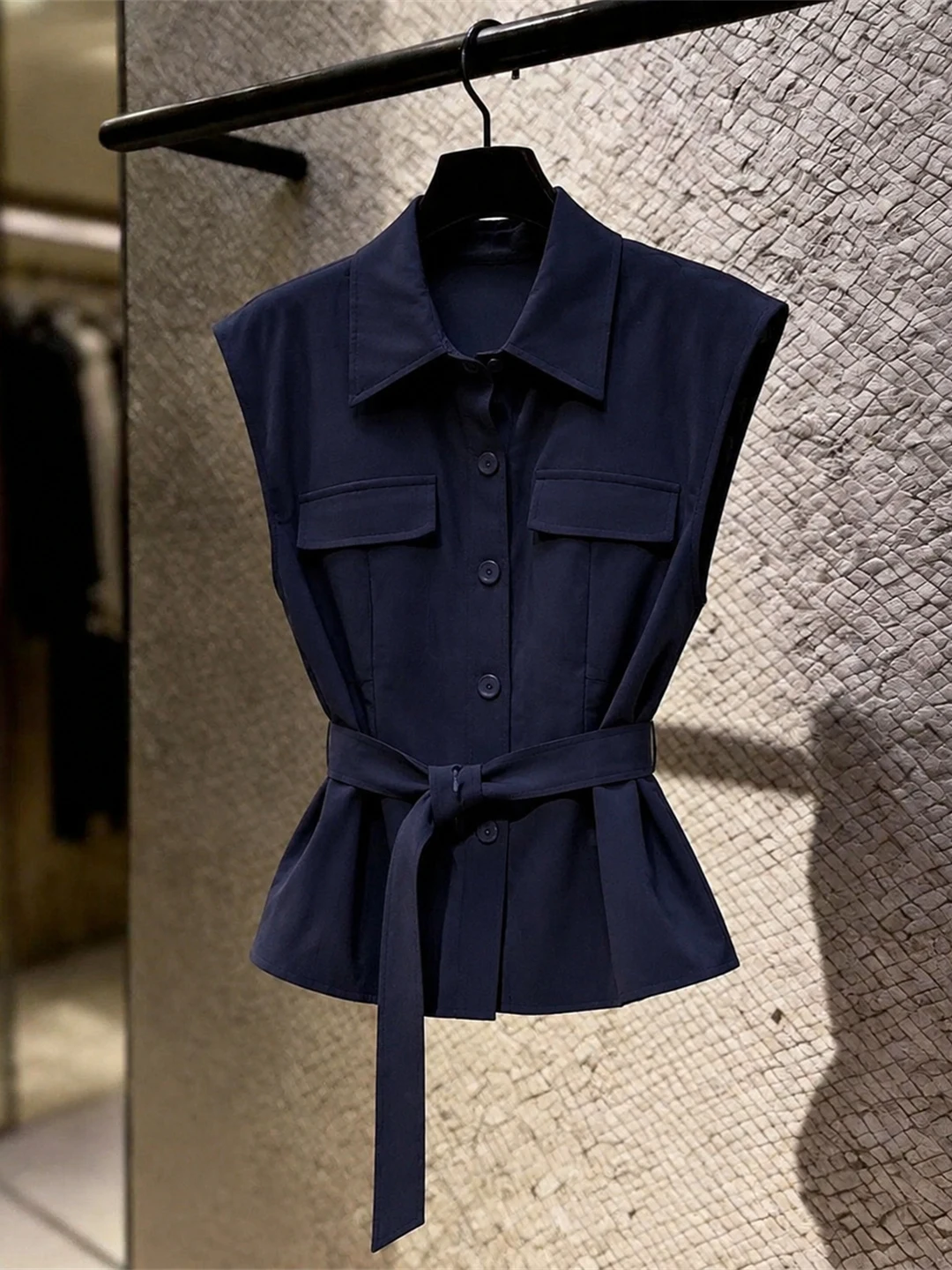 Elegant Waist-Cinching Sleeveless Shirt for Women with Belt Casual Commute Style Korean Version Summer 2026 Silk Top
Elegant Waist-Cinching Sleeveless Shirt for Women with Belt Casual Commute Style Korean Version Summer 2026 Silk Top