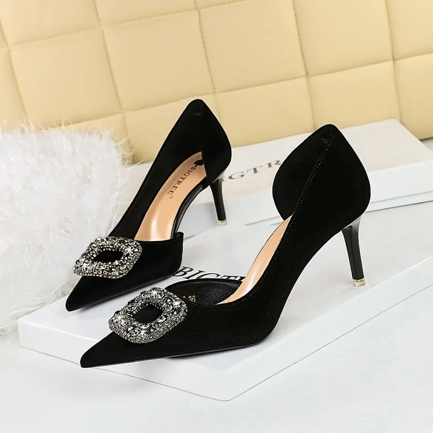 new pattern Version Banquet High-heeled Suede Shallow Mouth Pointed Side Hollow Metal Rhinestone Buckle Single Shoe Women Pumps
new pattern Version Banquet High-heeled Suede Shallow Mouth Pointed Side Hollow Metal Rhinestone Buckle Single Shoe Women Pumps