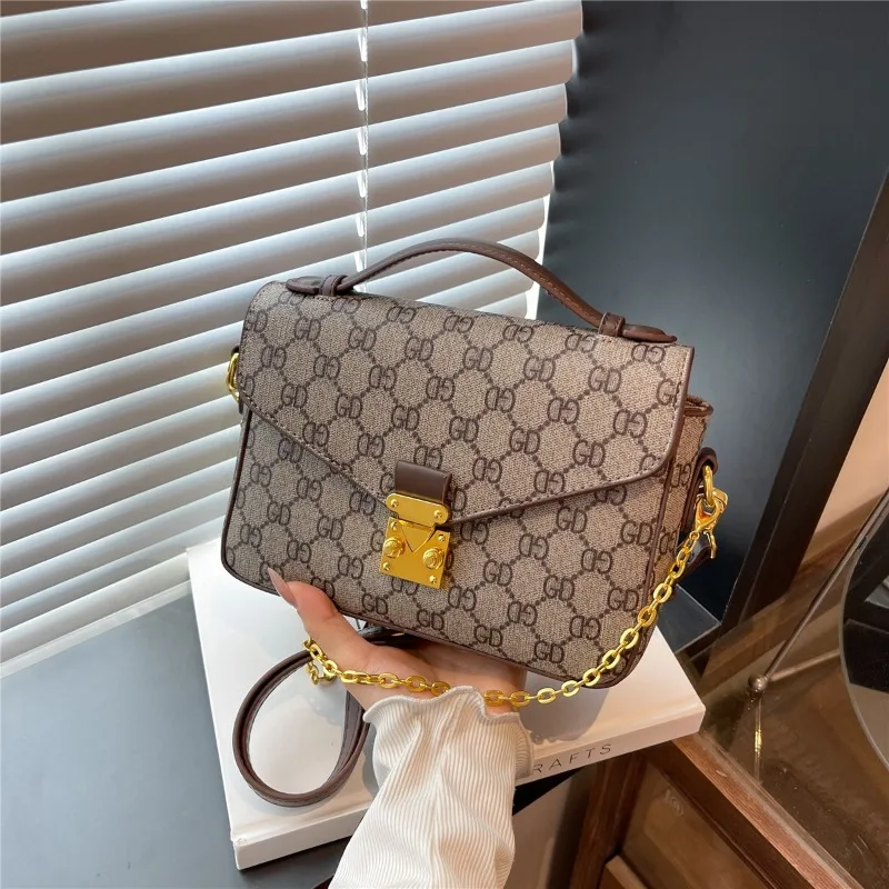 Elegant Minimalist Leather Crossbody Bag For Women Vintage Paris Style And Solid Color Finish
Elegant Minimalist Leather Crossbody Bag For Women Vintage Paris Style And Solid Color Finish