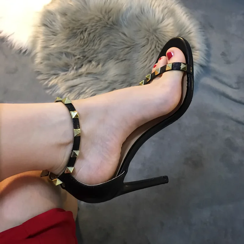 New Retro Metal Rivet Ankle Buckle Open Sandals Women's Summer Shoe High Heels Sexy Party Dinner Shoes Woman Elegant Stiletto
New Retro Metal Rivet Ankle Buckle Open Sandals Women's Summer Shoe High Heels Sexy Party Dinner Shoes Woman Elegant Stiletto
