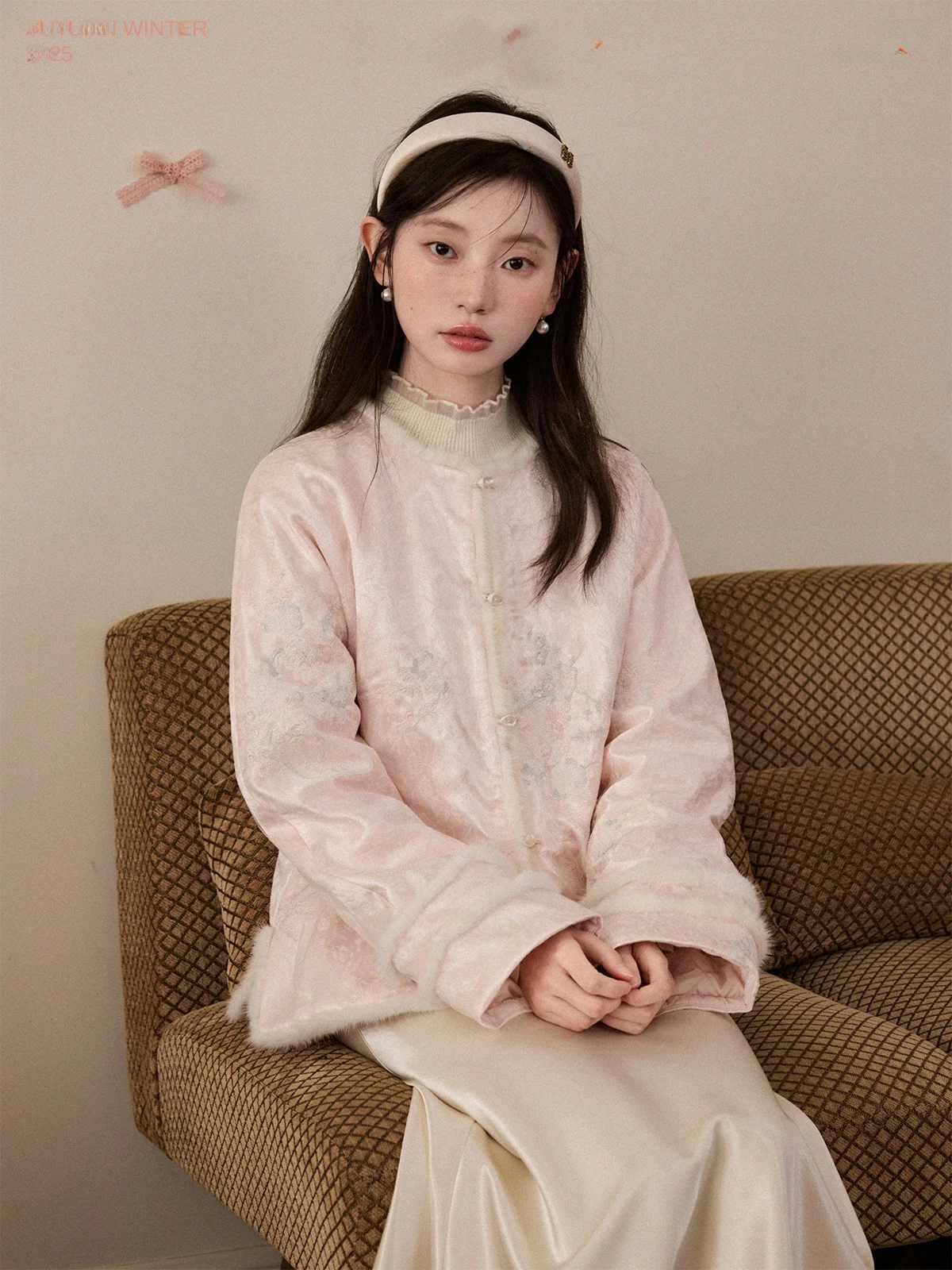 HuaLishi Miss Plum Blossom Drunken Lace Embroidery Bead Fur Sleeve Cotton Jacket Simple Half Skirt Women's Winter Coat
HuaLishi Miss Plum Blossom Drunken Lace Embroidery Bead Fur Sleeve Cotton Jacket Simple Half Skirt Women's Winter Coat