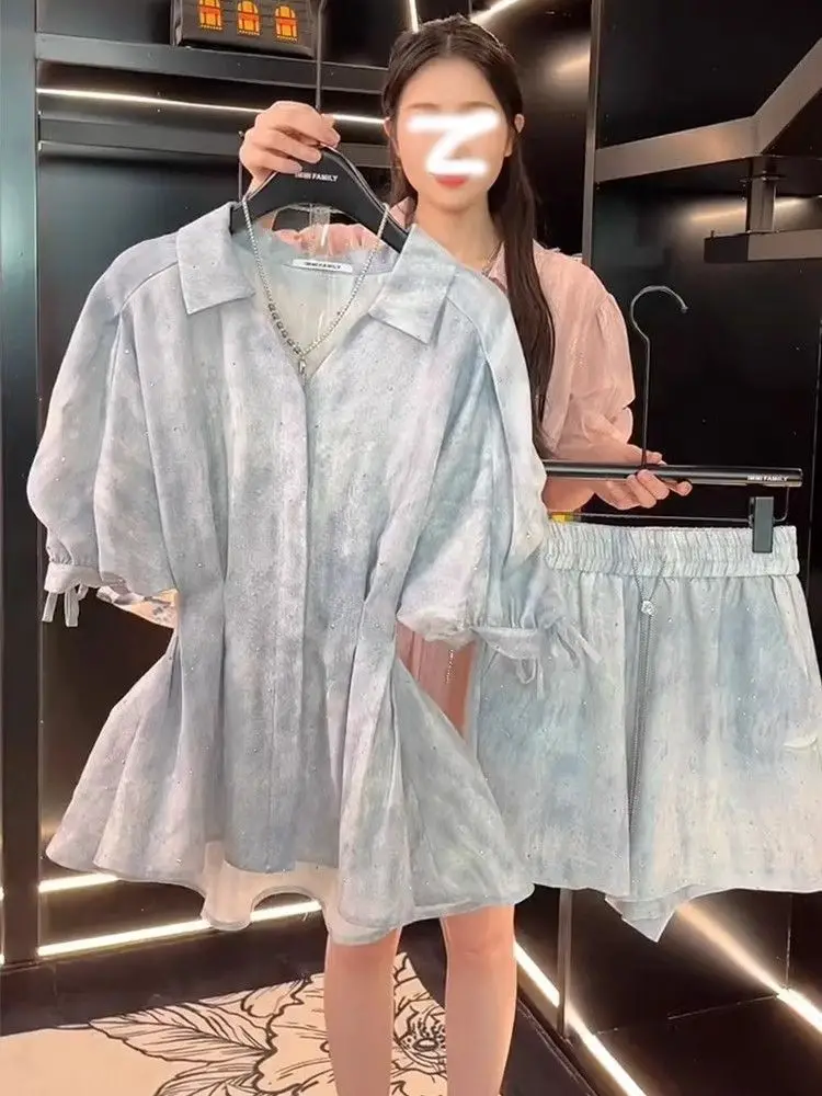 2025 Summer Women Designer Rhinestone Short Sleeve Slim Fit Waist Polo Shirt & Flared Casual Shorts Set Two Piece Outfit Fashion
2025 Summer Women Designer Rhinestone Short Sleeve Slim Fit Waist Polo Shirt & Flared Casual Shorts Set Two Piece Outfit Fashion