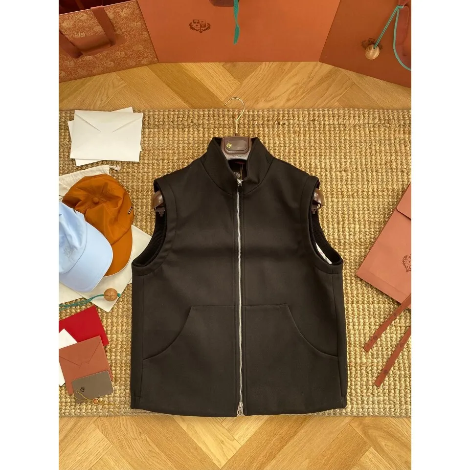 Loro Мужской высококачественный жилет из смеси хлопка и шелка с воротником-стойкой, гладкий на ощупь, изысканная вышивка Crt, специальная широкая молодежная рабочая одежда
Loro Мужской высококачественный жилет из смеси хлопка и шелка с воротником-стойкой, гладкий на ощупь, изысканная вышивка Crt, специальная широкая молодежная рабочая одежда