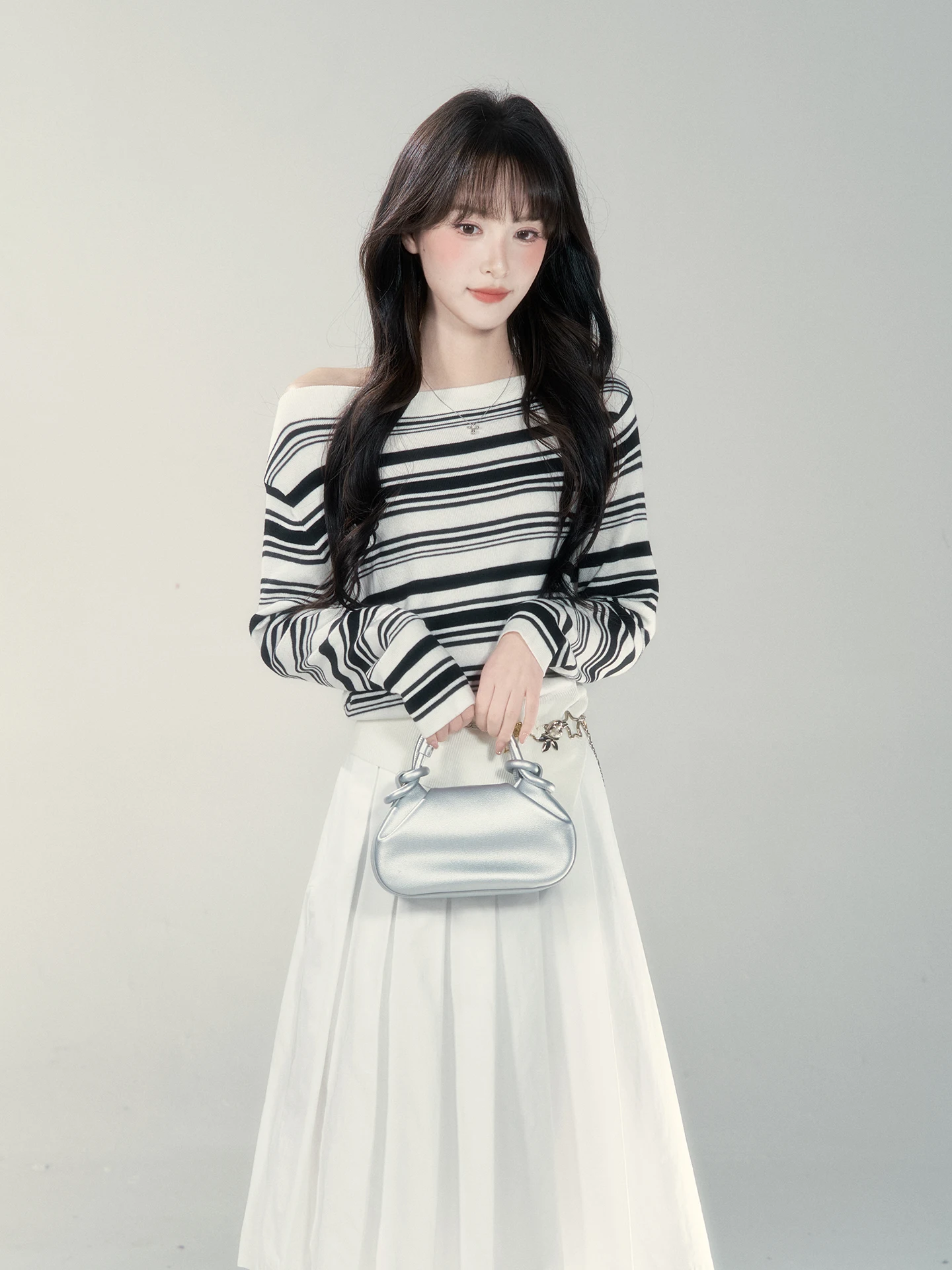Ladies' Knitted Sweater One-Shoulder Striped Casual Style Slimming Top Spring 2026 New Arrival Comfortable Lazy Fashion
Ladies' Knitted Sweater One-Shoulder Striped Casual Style Slimming Top Spring 2026 New Arrival Comfortable Lazy Fashion