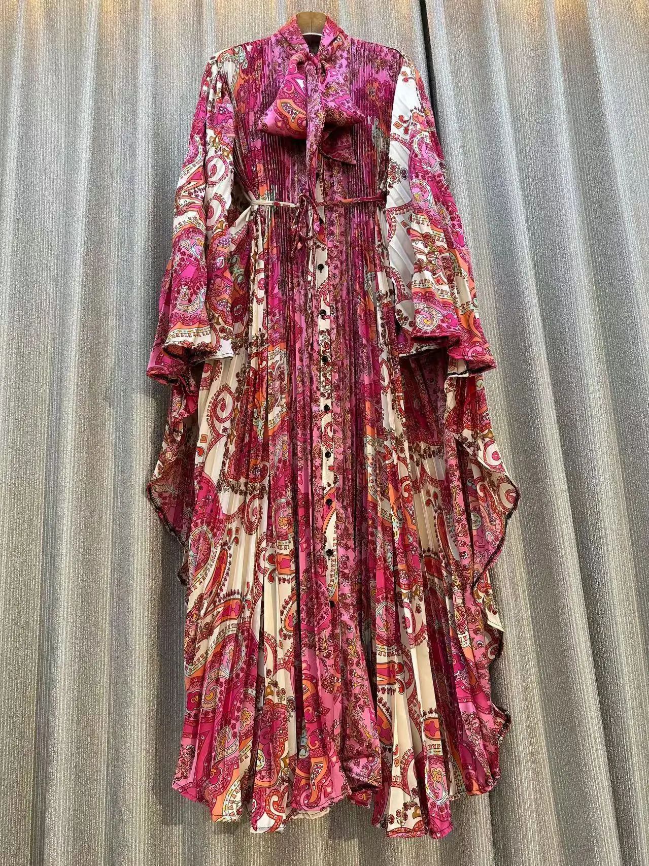 НОВИНКА 2022, осеннее женское винтажное однобортное платье с бантом и геометрическим принтом, свободная плиссированная вечерняя юбка больших размеров
НОВИНКА 2022, осеннее женское винтажное однобортное платье с бантом и геометрическим принтом, свободная плиссированная вечерняя юбка больших размеров