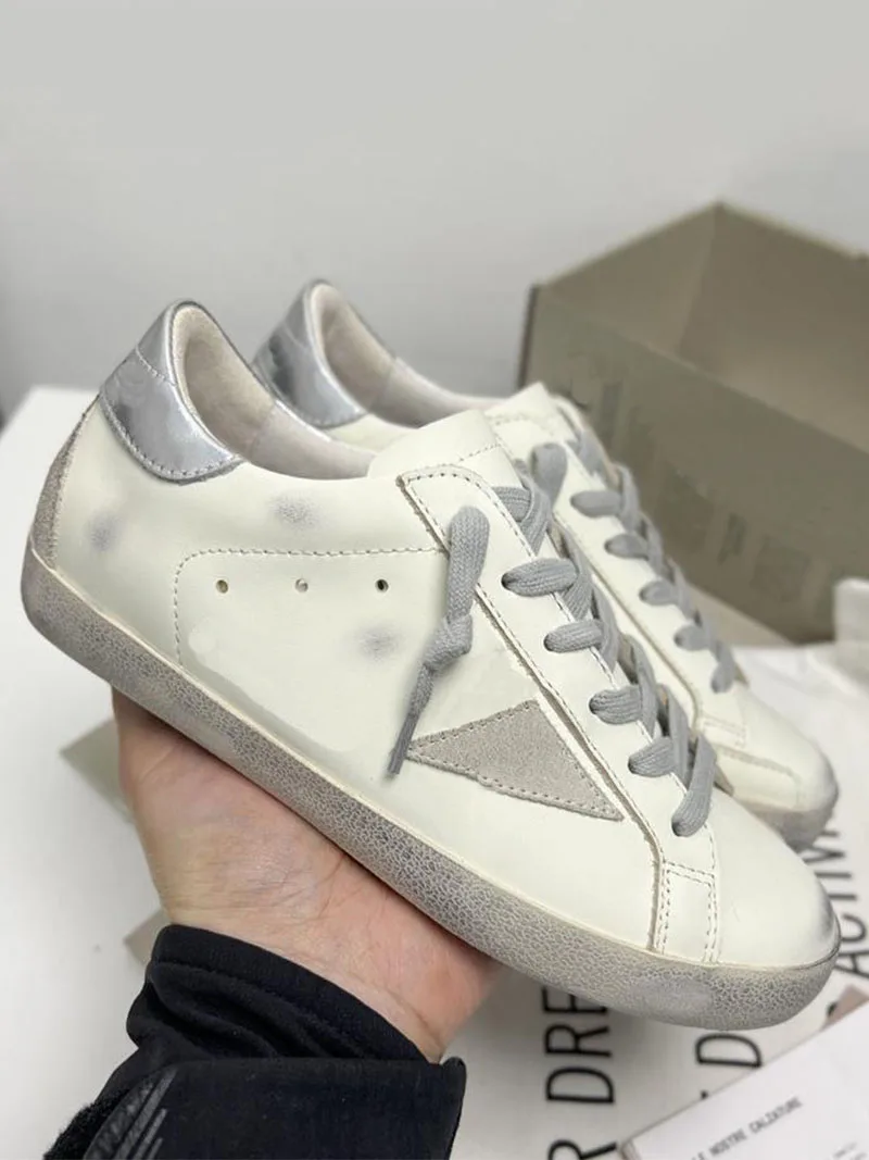 2025 Top Quality Luxury Leather Sneakers Men Women Fashion Super White Silver Glitter Lace-up Female Leopard Star Sports Shoes
2025 Top Quality Luxury Leather Sneakers Men Women Fashion Super White Silver Glitter Lace-up Female Leopard Star Sports Shoes